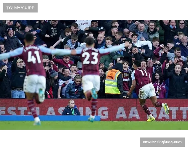 维拉防守端面对曼联快速转换失位 被对手利用空间完成射门
